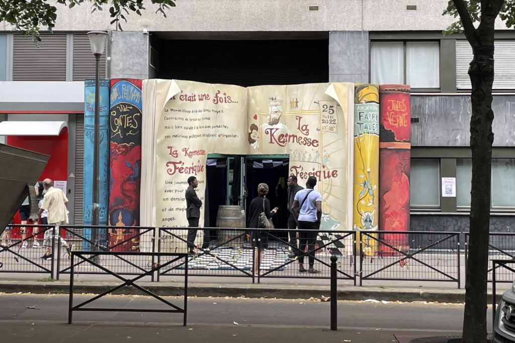 Déco pour enfants Paris Corentin meige portique livre géant décorateur