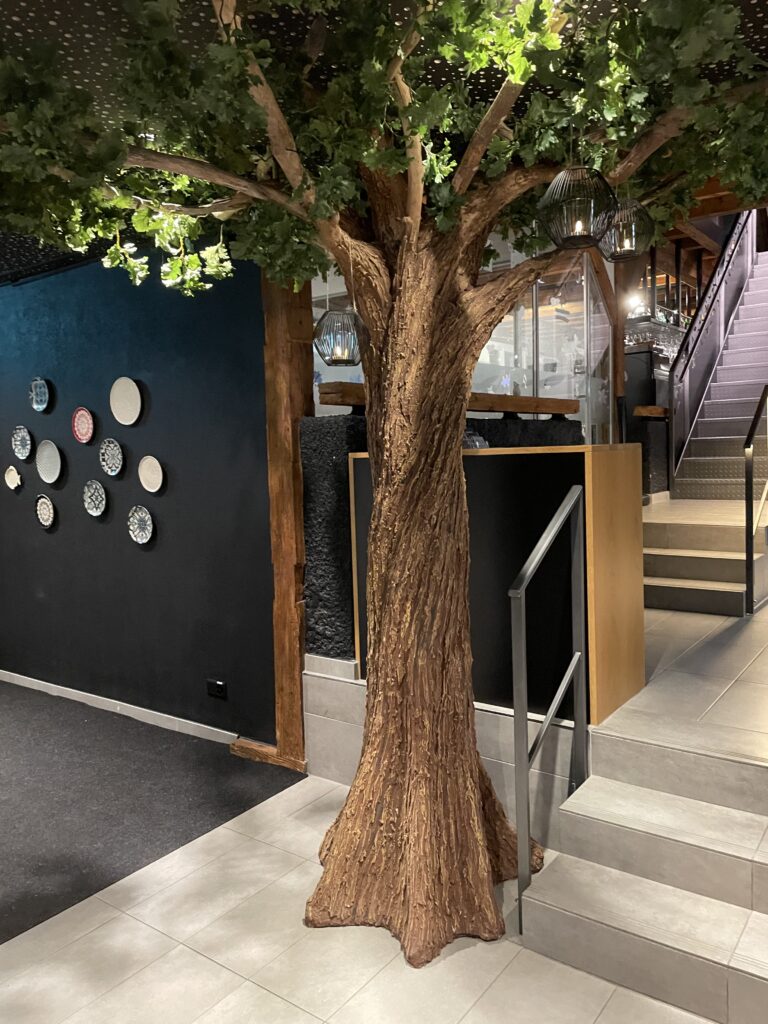 faux arbre artificiel déco intérieur décoration france suisse valais auberge le manoir corentin meige